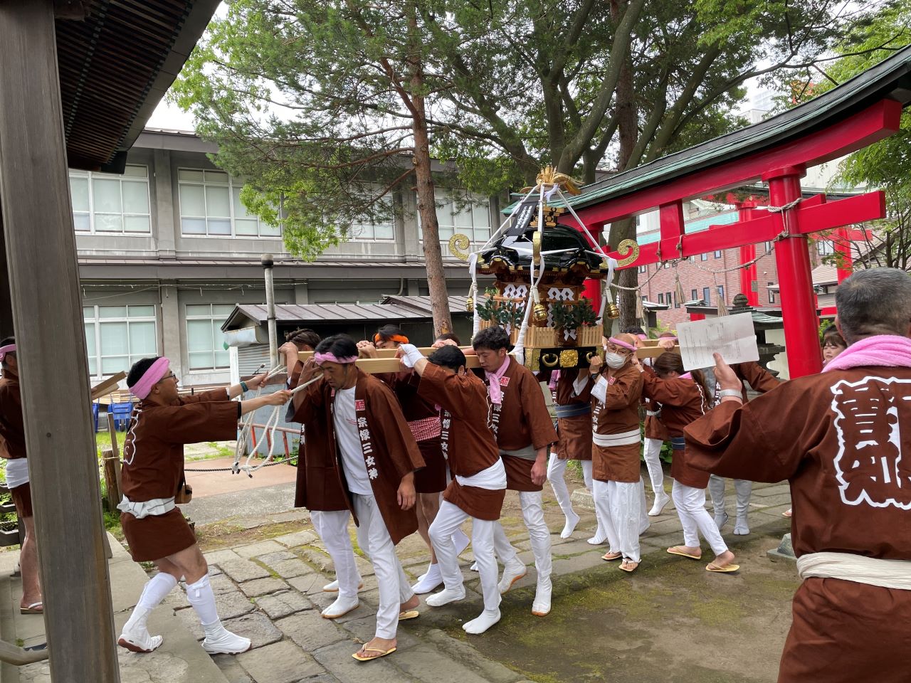 両社例大祭神輿渡御の様子2